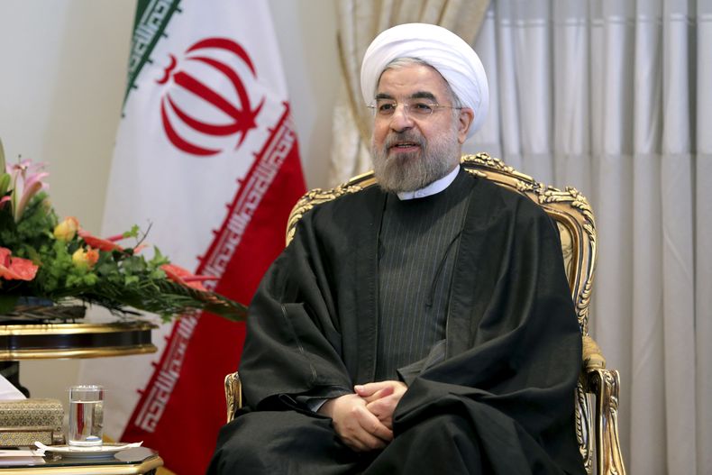 El presidente iran&iacute; Hasan Ruhani en una reuni&oacute;n con el primer ministro sirio Wael Nader al-Halqi en su oficina en Teher&aacute;n, Ir&aacute;n, el domingo 1 de diciembre de 2013. Ruhani defendi&oacute; el s&aacute;bado 7 de diciembre el acuer