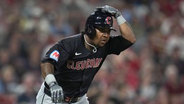 El dominicano José Ramírez, de los Guardianes de Cleveland, recorre las bases tras conectar un jonrón en el encuentro del viernes 20 de septiembre de 2024, ante los Cardenales de San Luis (AP Foto/Jeff Roberson)