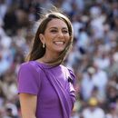 ARCHIVO - Kate, la princesa de Gales, espera para entregar el trofeo a Carlos Alcaraz de España después de que derrotó a Novak Djokovic de Serbia en la final individual masculina del campeonato de tenis de Wimbledon en Londres, el 14 de julio de 2024. (Foto AP/Kirsty Wigglesworth, archivo)