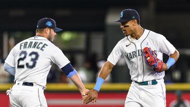 El primera base Ty France celebra con Julio Rodríguez el triunfo de los Marineros de Seattle sobre los Medias Blancas de Chicago el domingo 18 de junio del 2023. (AP Foto/Caean Couto)