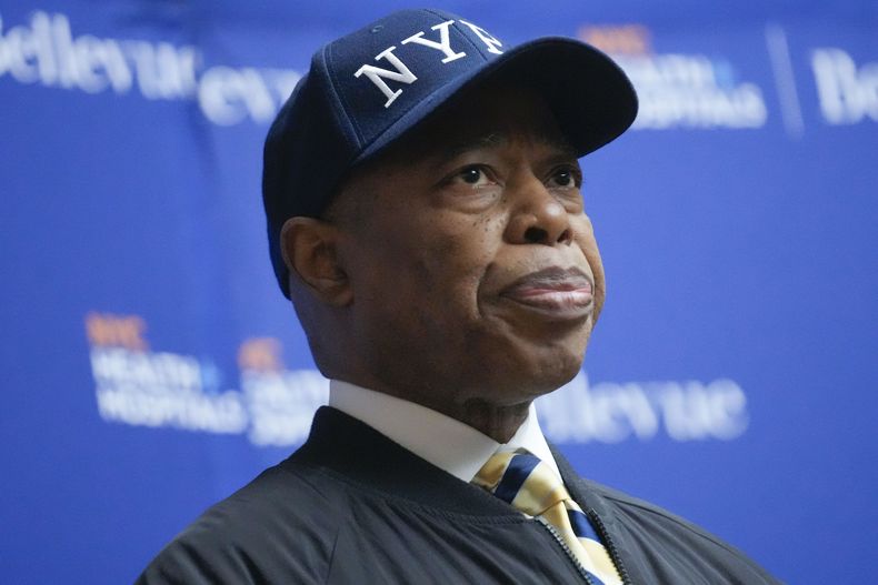 El alcalde de la ciudad de Nueva York, Eric Adams, asiste a una conferencia de prensa sobre un policía abatido en Nueva York, el martes 18 de febrero de 2025. (AP Foto/Seth Wenig)