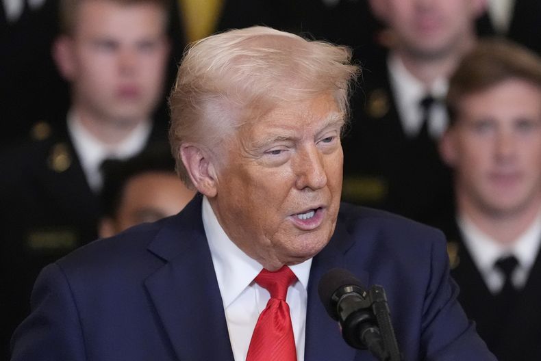 El presidente Donald Trump durante la presentación del trofeo Comandante en Jefe al equipo de fútbol americano de la Marina, en la Sala Este de la Casa Blanca, el martes 15 de abril de 2025, en Washington. (AP Foto/Alex Brandon)