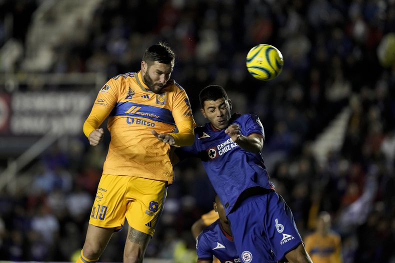 El francés André-Pierre Gignac, de Tigres, remata frente a Erick Lira, de Cruz Azul, en un partido de la Liga MX, disputado el sábado 17 de febrero de 2024 (AP Foto/Eduardo Verdugo)