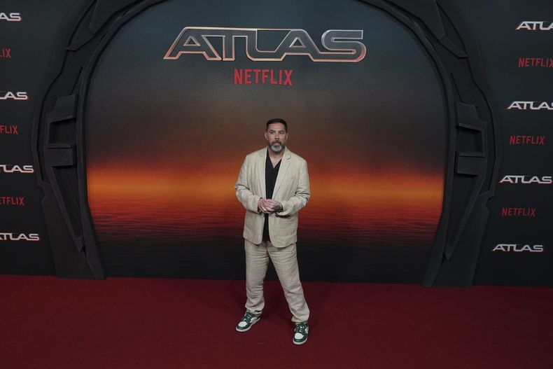 El actor Simu Liu posa en un evento promocional de la película de Netflix ATLAS en la Ciudad de México el martes 21 de mayo de 2024. (Foto AP/Marco Ugarte)