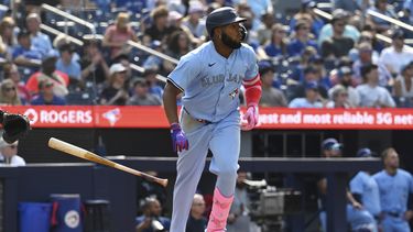 El dominicano de los Azulejos de Toronto, Vladimir GUerrero Jr. observa su sencillo conectado ante los Angelinoso de Los Ángeles durante la octava entrada del juego en Toronto, el domingo 25 de agosto de 2024. (Jon Blacker/The Canadian Press via AP)