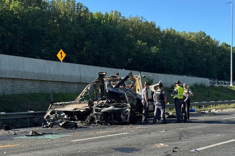 Foto entregada por la Policía Estatal de Virginia que muestra el lugar del choque en la Carretera Interestatal 95 cerca de Quantico, Virginia, el 29 de mayo del 2026. (Policía Estatal de Virginia via AP)