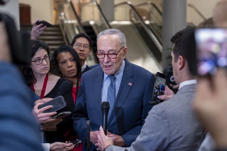 El líder de la mayoría en el Senado, Chuck Schumer, demócrata de Nueva York, habla sobre próximos pasos para el paquete de ayuda a Ucrania e Israel, al día siguiente de que la ley de seguridad fronteriza del Senado se derrumbara, en el Capitolio, Washington, el miércoles 7 de febrero de 2024. (AP Foto/J. Scott Applewhite)