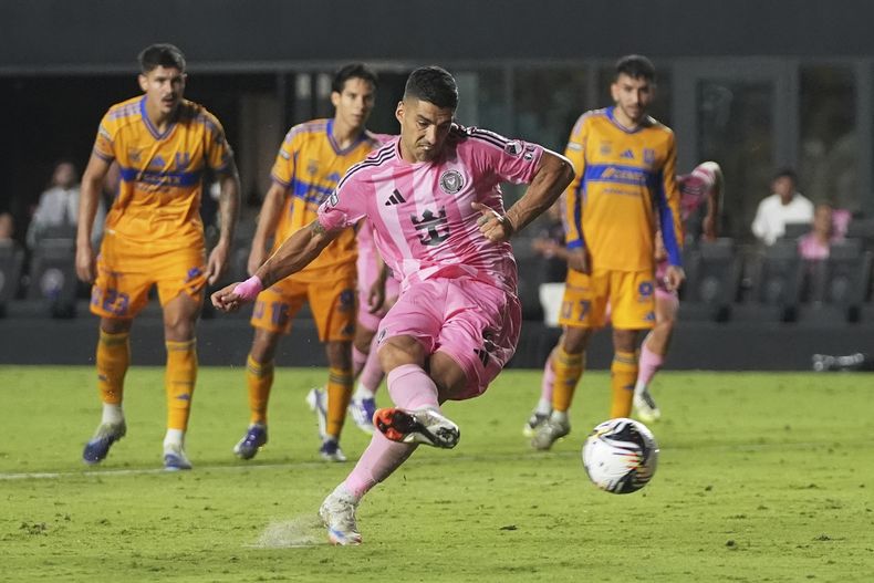 El delantero de Inter Miami Luis Suárez cobra un tiro de penal en un partido ante Tigres por los cuartos de final de la Leagues Cup el miércoles 20 agosto de 2025, en Fort Lauderdale, Florida. (AP Foto/Lynne Sladky)