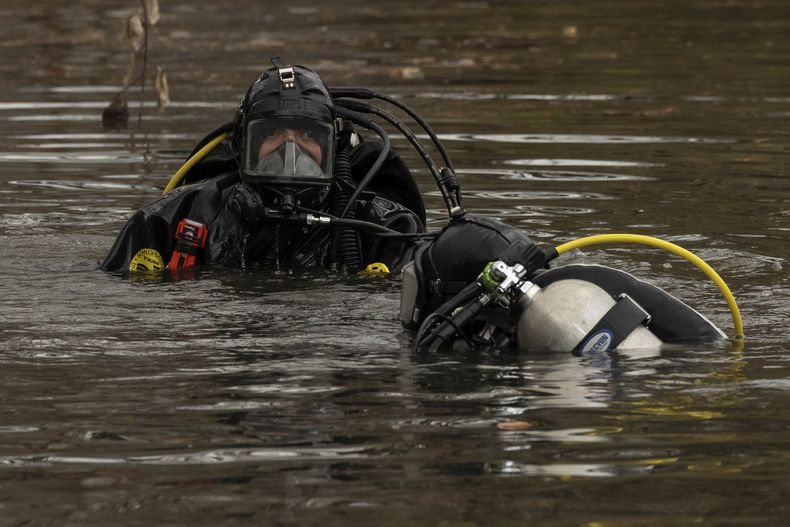 Buzos de la policía de la ciudad de Nueva York buscan por evidencias en una laguna de Central Park, en el caso del asesinato del CEO de UnitedHealthcare, el 9 de diciembre del 2024. (AP foto/Yuki Iwamura)