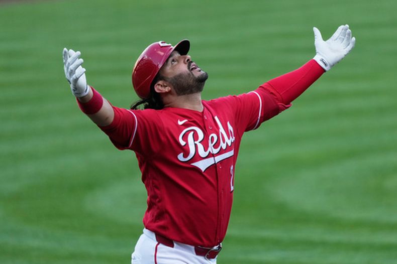 Eugenio Suárez, de los Rojos de Cincinnati, celebra después de conectar un cuadrangular de dos carreras durante la primera entrada del juego de béisbol de Grandes Ligas, el lunes 15 de junio de 2026, en Cincinnati. (AP Foto/Carolyn Kaster)