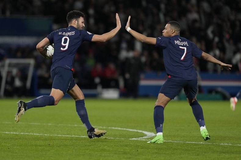 Goncalo Ramos del Paris Saint-Germain celebra con su compañero Kylian Mbappé tras anotar en el encuentro de la liga francesa ante el Clermont el sábado 6 de abril del 2024. (AP Foto/Lewis Joly)