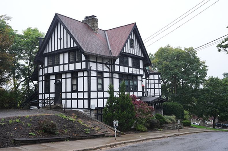 La casa de la fraternidad Chi Phi en la Universidad Cornell en Ithaca, Nueva York, el jueves 1 de octubre de 2026. (AP Foto/Matt Rourke)