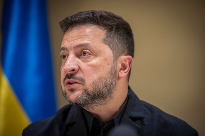 El presidente de Ucrania, Volodymyr Zelenskyy, habla con reporteros tras un foro empresarial Alemania-Ucrania en Kiev, el 4 de octubre de 2026. (AP Foto/Dan Bashakov)