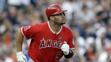 americateve | En esta fotograf&iacute;a del 26 de junio de 2013, el dominicano Albert Pujols, de los Angelinos de Los &Aacute;ngeles, corre hacia la inicial luego de conectar un batazo contra los Tigres de Detroit. El viernes 4 de octubre, Pujols demand&oacute; al ex p
