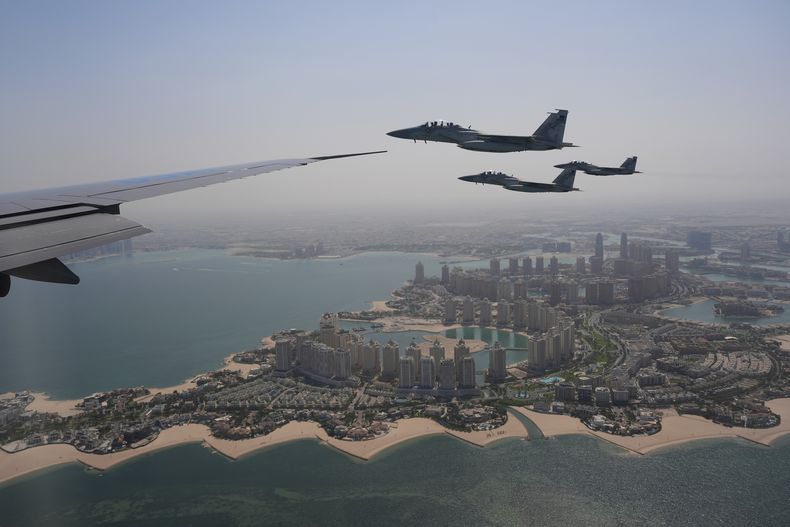 Aviones F-15 de la Fuerza Aérea de Emiratos Árabes Unidos escoltan al Air Force One, que transporta al presidente Donald Trump, a su llegada a Doha, Qatar, el miércoles 14 de mayo de 2025. (AP Foto/Alex Brandon)