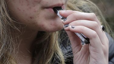 Epidemia de vapeo adolescente; no se sabe cómo combatirla
