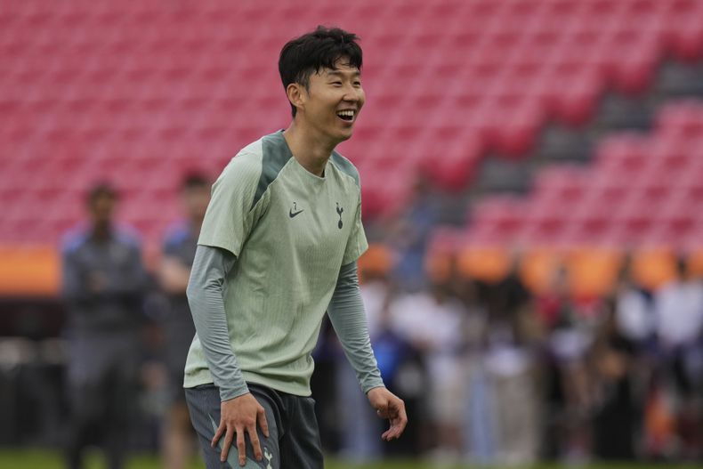 Son Heung-min durante un entrenamiento de Tottenham previo a la final de la Liga Europa contra el Manchester United, el martes 20 de mayo de 2025, en Bilbao, España. (AP Foto/Manu Fernández)