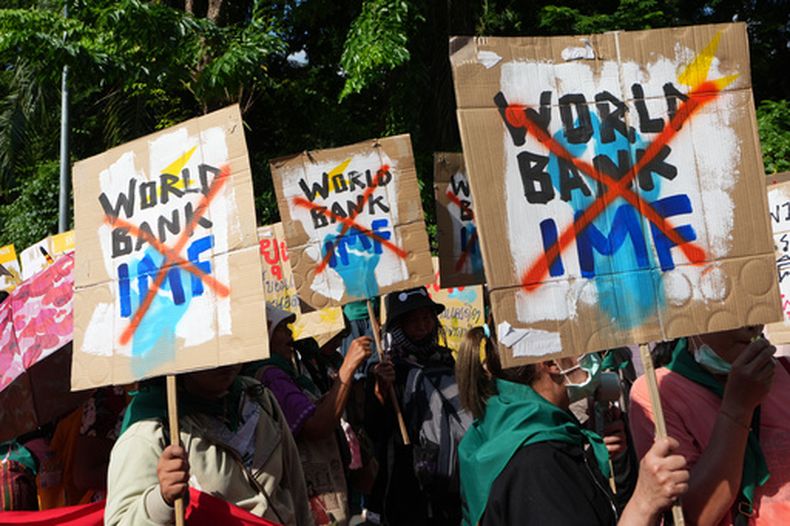 Manifestantes marchan hacia el lugar donde se celebra una reunión del Fondo Monetario Internacional y el Banco Mundial, en Bangkok, Tailandia, el 16 de octubre de 2026. (AP Foto/Sakchai Lalit)