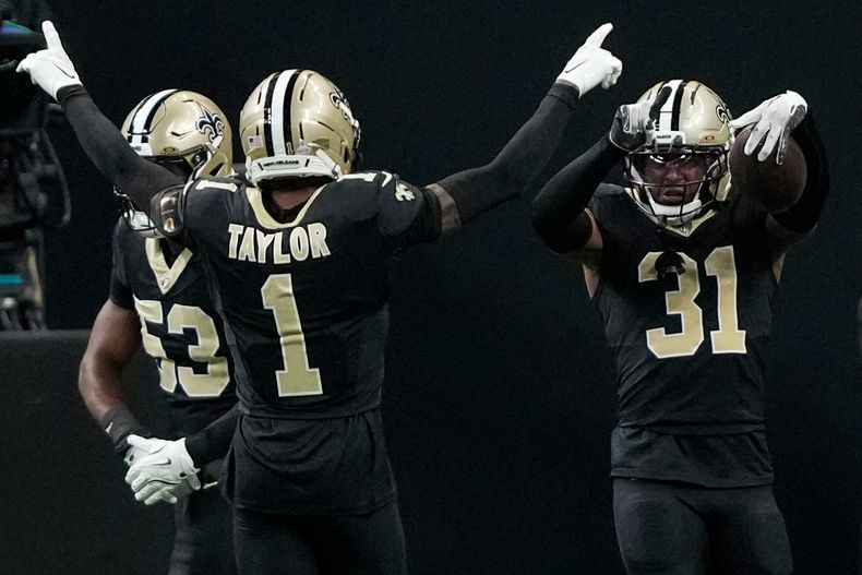 El safety de los Saints de Nueva Orleans Jordan Howden celebra su touchdown en el encuentro ante los Giants de Nueva York el domingo 5 de octubre del 2025. (AP Foto/Gerald Herbert)