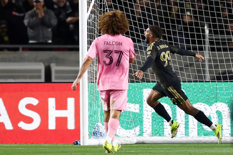 Denis Bouanga, delantero de Los Ángeles FC, festeja tras anotar ante el Inter Miami, el sábado 21 de febrero de 2026 (AP Foto/Jessie Alcheh)