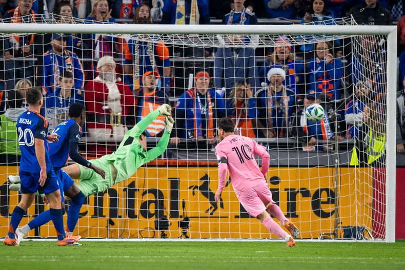 Lionel Messi (10), delantero de Inter Miami, anota mientras el portero de FC Cincinnati, Roman Celentano, tercero desde la izquierda, intenta defender durante la primera mitad de la semifinal de la Conferencia Este del fútbol de la MLS, el domingo 23 de noviembre de 2025, en Cincinnati. (AP Photo/Tanner Pearson)