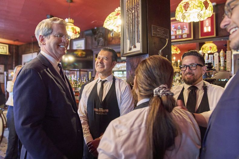 El secretario del Tesoro Scott Bessent en un bar en el vecindario Georgetown de Washington el 1 de septiembre del 2025. (AP foto/Jacquelyn Martin)