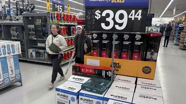 Unas personas recorren un Walmart en Rochester, Nueva York, el 29 de noviembre de 2024. (AP Foto/Ted Shaffrey, File)