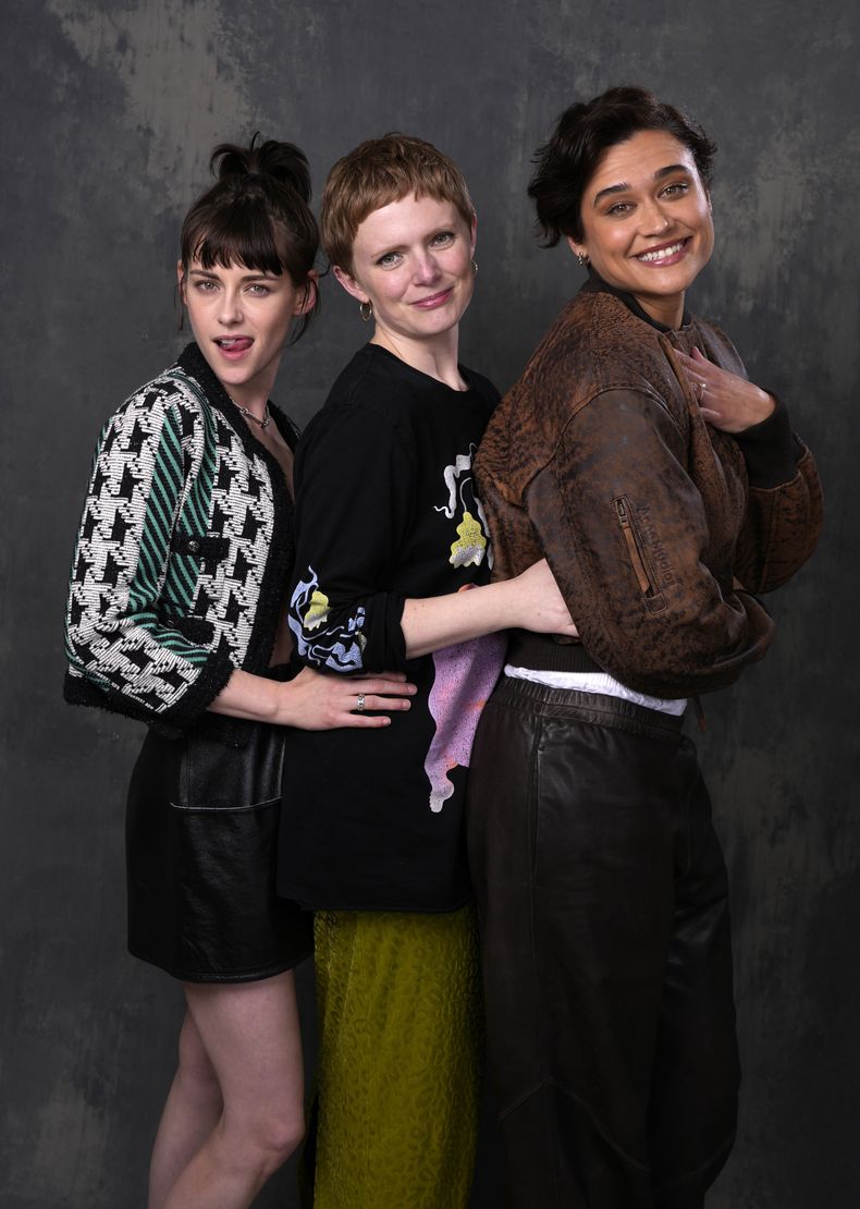 Rose Glass, centro, directora y coguionista de la película Love Lies Bleeding posa con las actrices Kristen Stewart, izquierda, y Katy M. OBrian en el Hotel Four Seasons el lunes 4 de marzo de 2024, en Los Ángeles. (Foto AP/Chris Pizzello)