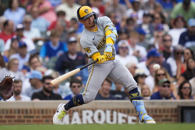 William Contreras, de los Cerveceros de Milwaukee, batea doble durante la novena entrada del juego de béisbol en contra de los Cachorros de Chicago, el miércoles 24 de julio de 2024, en Chicago. (AP Foto/Erin Hooley)