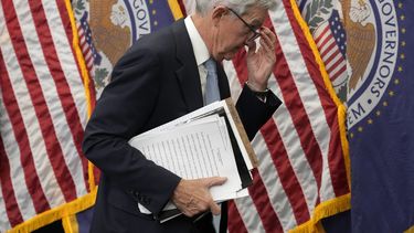 ARCHIVO - El presidente de la Reserva Federal, Jerome Powell, se retira del podio después de una conferencia de prensa en la sede de la Fed, el miércoles 22 de marzo de 2023, en Washington. (AP Foto/Alex Brandon, archivo)