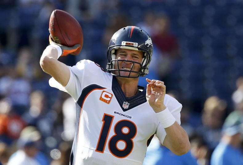 Peyton Manning, de los Broncos de Denver, calienta antes del partido del domingo 14 de diciembre de 2014, frente a los Chargers de San Dieg (AP Foto/Lenny Ignelzi)