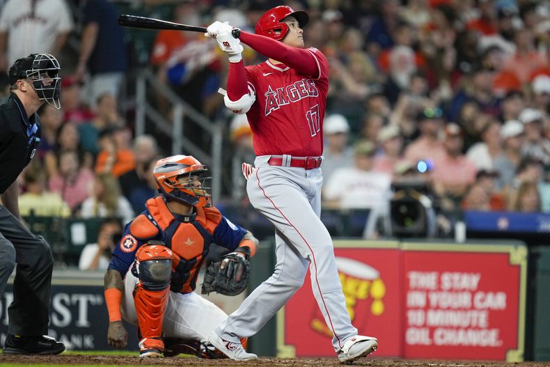 Shohei Ohtanim bateador designado de los Angelinos de Los Ángeles, batea un cuadrangular solitario durante la sexta entrada del juego de béisbol en contra de los Astros de Houston, el domingo 13 de agosto de 2023, en Houston. (AP Foto/Eric Christian Smith)