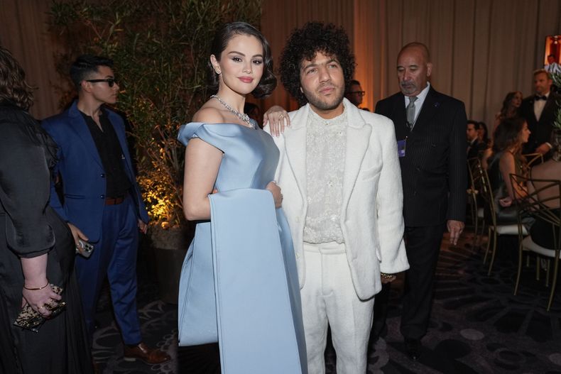 Selena Gomez, izquierda, y Benny Blanco llegan a la 82ª edición de los Globos de Oro el domingo 5 de enero de 2025 en el Beverly Hilton de Beverly Hills, California. (Foto AP/Chris Pizzello)