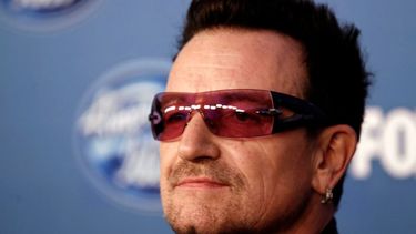 americateve | El cantante de U2 puso fin a 20 años de especulaciones. Sus famosos anteojos oscuros no son un capricho