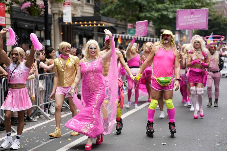 ARCHIVO -Asistentes promocionan la próxima película Barbie en la Marcha del Orgullo Gay de Nueva York, el 25 de junio de 2023, en Nueva York. Con el lanzamiento del viernes 21 de julio de la película de Barbie protagonizada por Margot Robbie, el color Rosa Barbie ha sido el centro de atención en las redes sociales y el mundo de la moda. (Foto Charles Sykes/Invision/AP, archivo)