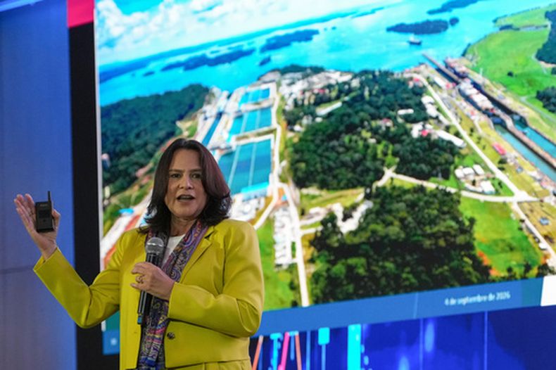La próxima administradora del Canal de Panamá, Ilya Espino de Marotta, interviene durante una cumbre financiera internacional en Ciudad de Panamá, el viernes 4 de septiembre de 2026. (Foto AP/Matias Delacroix)