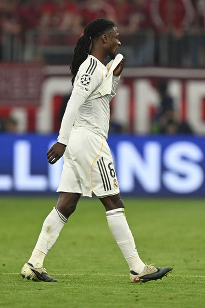 Eduardo Camavinga, del Real Madrid, se marcha expulsado de la vuelta de los cuartos de final de la Liga de Campeones ante el Bayern Múnich, el miércoles 15 de abril de 2026 (AP Foto/Lennart Preiss)