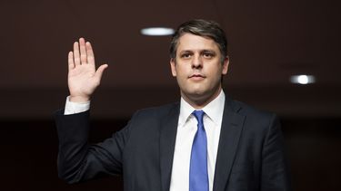 Senado confirma a aliado de McConnell en tribunal federal