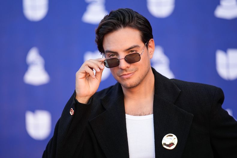 Vadhir Derbez llega a los Latin Grammy 2025 el jueves 13 de noviembre de 2025 en el MGM Grand de Las Vegas. (Foto AP/John Locher)