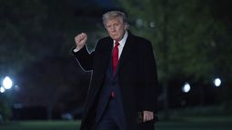El presidente Donald Trump hace un gesto a los periodistas mientras camina por el jardín sur de la Casa Blanca en Washington, el domingo 13 de abril de 2025. (AP Foto/José Luis Magaña)
