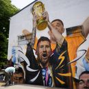 Esquina de Buenos Aires muestra a Messi con Copa del Mundo
