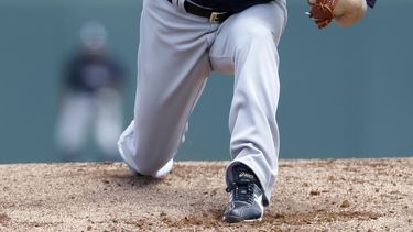 americateve | Masahiro Tanaka, de los Yanquis de Nueva York, lanza contra los Mellizos de Minnesota, en la primera entrada de su juego de pretemporada del s&aacute;bado 22 de marzo de 2014, en Fort Myers, Florida. (Foto AP/Gerald Herbert)