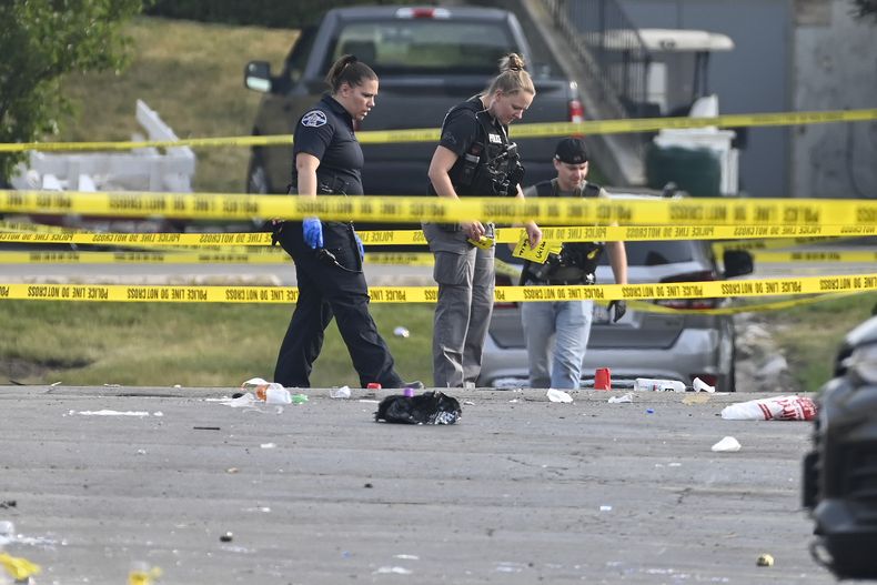 Investigadores analizan la escena de un tiroteo en un centro comercial, el domingo 18 de junio de 2023, en Willowbrook, Illinois. (AP Foto/Matt Marton)