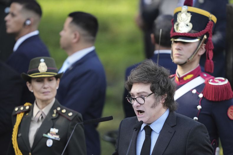 El presidente argentino Javier Milei habla durante una ceremonia en conmemoración del 43º aniversario del conflicto entre Argentina y Gran Bretaña por las Islas Malvinas en un monumento de guerra en Buenos Aires, Argentina, el miércoles 2 de abril de 2025. (AP Foto/Natacha Pisarenko)