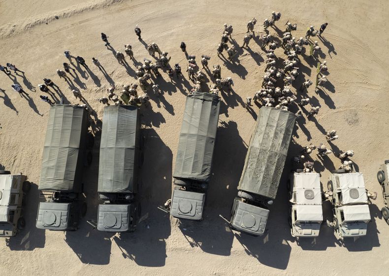 Militares peruanos a bordo de camiones del Ejército para desplegarse en la frontera del país con Chile, en Tacna, Perú, el viernes 28 de abril de 2023. La crisis migratoria en la frontera entre Chile y Perú se intensificó el jueves con cientos de migrantes que quedaron varados en el límite fronterizo, sin poder cruzar a Perú. (AP Foto/Martín Mejía)
