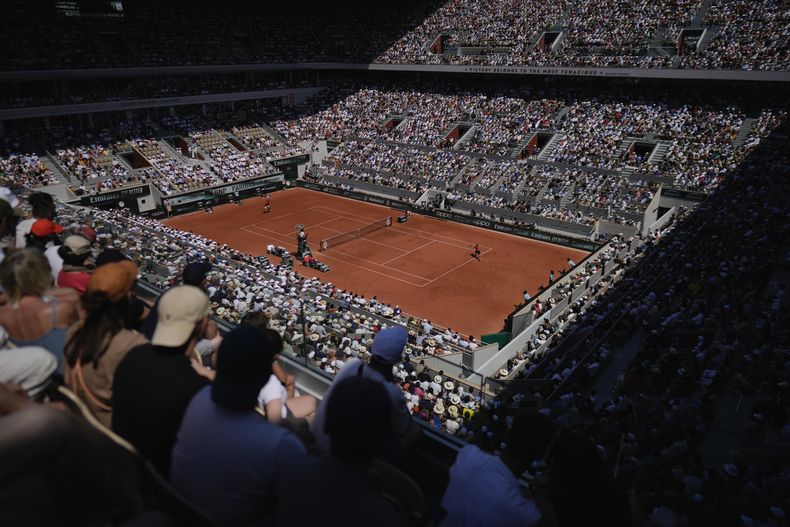 Novak Djokovic (derecha) devuelve ante Juan Pablo Varillas en los octavos de final del Abierto de Francia, el domingo 4 de junio de 2023. (AP Foto/Thibault Camus)