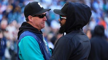 El mánager de los Marineros de Seattle Dan Wilson (izquierda) saluda a J.P. Crawford tras la victoria ante los Angelinos de Los Ángeles, el domingo 27 de septiembre de 2026 en Seattle. (AP Foto/Lindsey Wasson)
