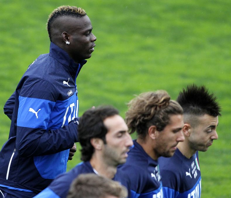 El jugador de la selecci&oacute;n de Italia, Mario Balotelli, izquierda, trota con sus compa&ntilde;eros en un entrenamiento el lunes, 10 de noviembre de 2014, en Florencia, Italia.  (AP Photo/Fabrizio Giovannozzi)