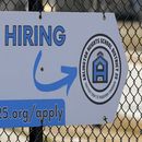 Un anuncio de empleo es exhibido en Arlington Heights, Illinois, el lunes 26 de febrero de 2024. (AP Foto/Nam Y. Huh)