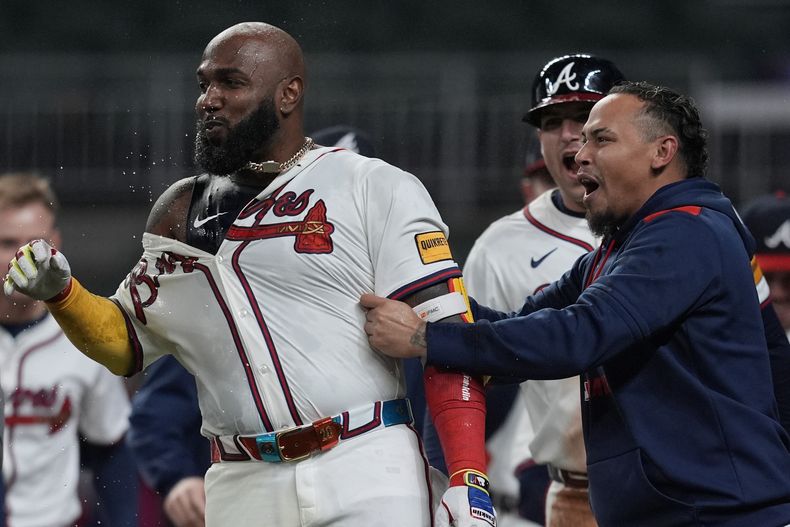 El dominicano Marcell Ozuna, de los Bravos de Atlanta, festeja tras batear el jonrón que significó el triunfo sobre los Filis de Filadelfia, el viernes 11 de abril de 2025 (AP Foto/Mike Stewart)